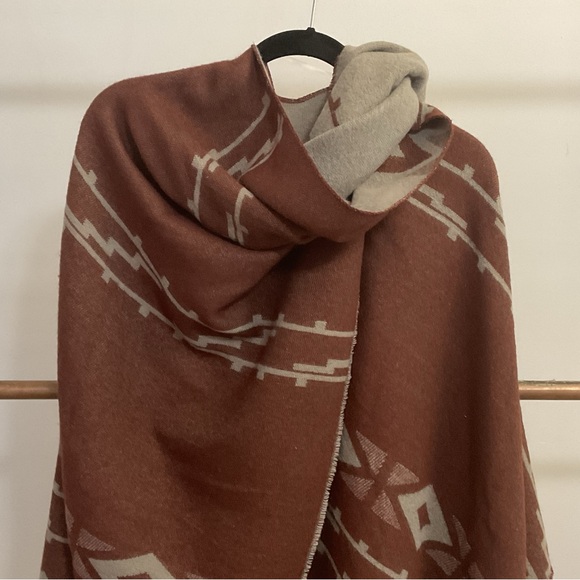 Geometric Patterned wrap - Picture 2 of 3